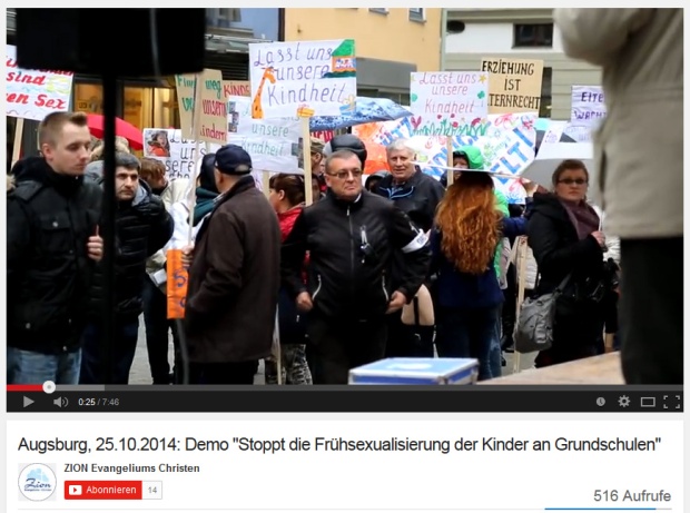 Screenshot von einem YouTube-Video zu einer der Demos der Besorgten Eltern. Ganz links ihr Gründer Mathias Ebert (Jan. 2015)